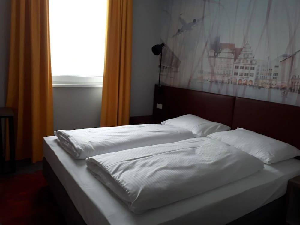 Campanile Leipzig Halle Airport Schkeuditz Bagian luar foto
