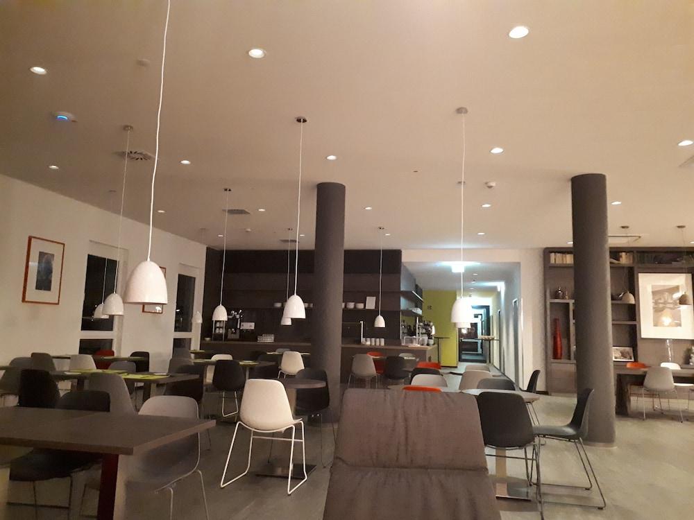 Campanile Leipzig Halle Airport Schkeuditz Bagian luar foto